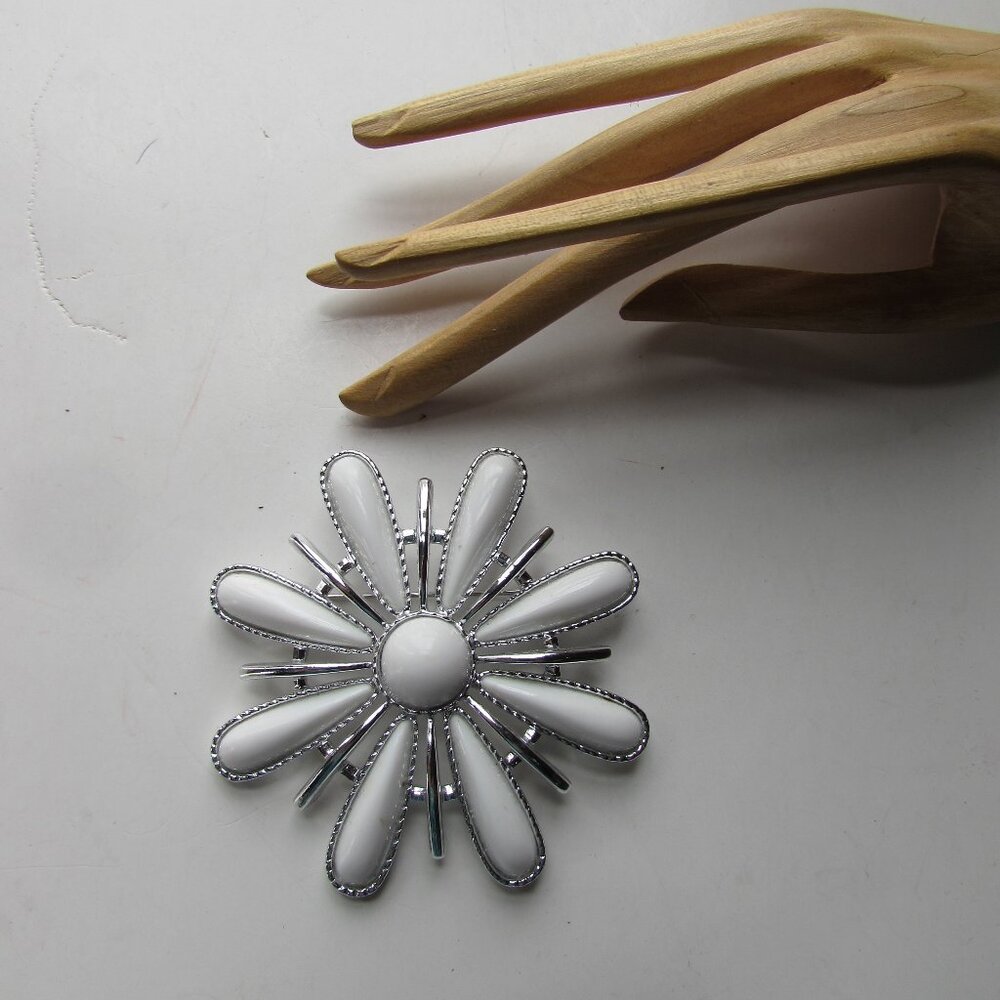 SALE Vintage Sarah Coventry White Daisy & Silver Brooch